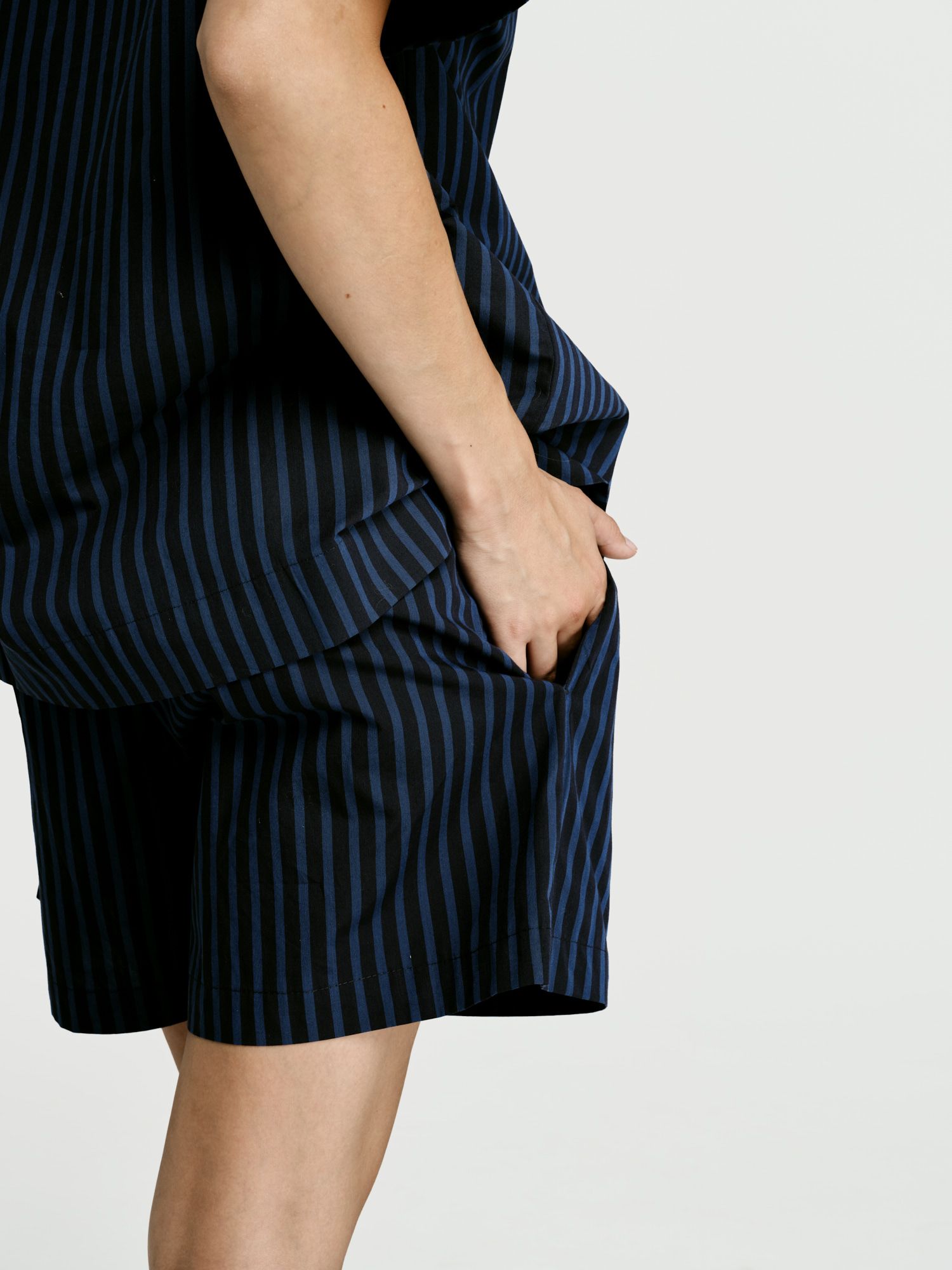 Navy stripe — the detail